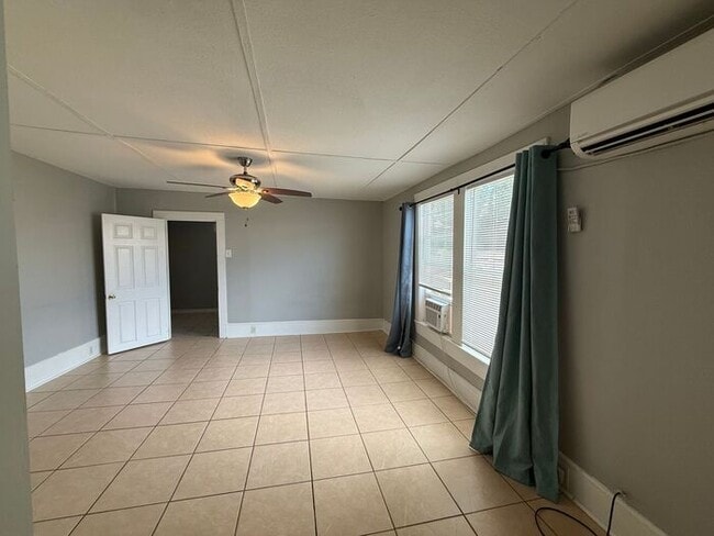 Building Photo - Pensacola - Downtown - 1 bedroom, 1 bathroom - partial utilities included