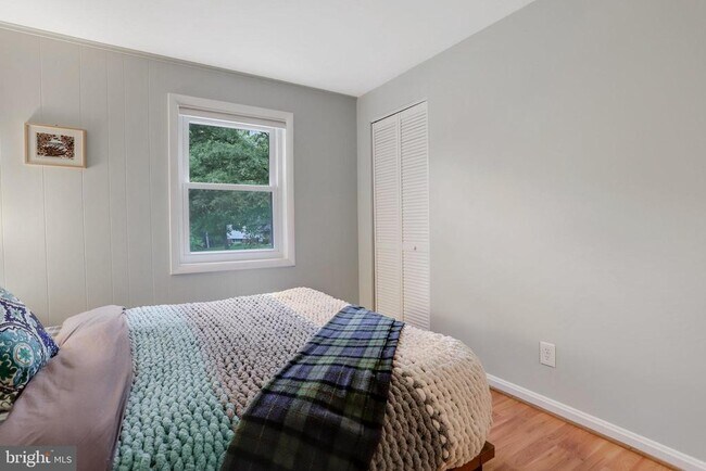 Building Photo - 8805 Menard Ct