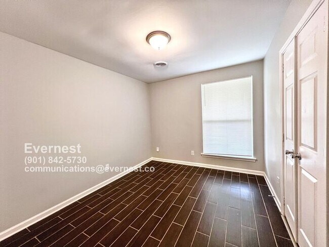Building Photo - 3210 Briarwood Dr