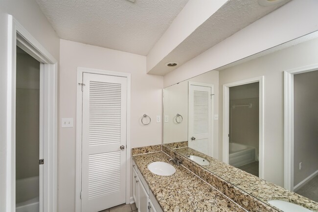 Building Photo - 8915 Lanthorn Cove