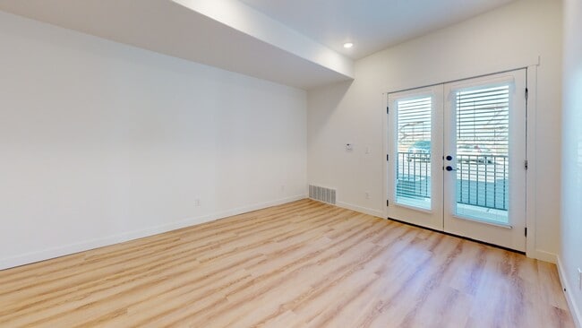 Building Photo - 1136 W State St