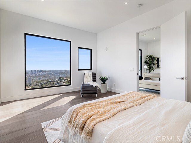 Building Photo - 2287 Sunset Plaza Dr