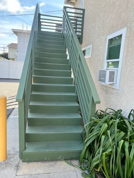 Building Photo - 5644 1/2 Kester Ave