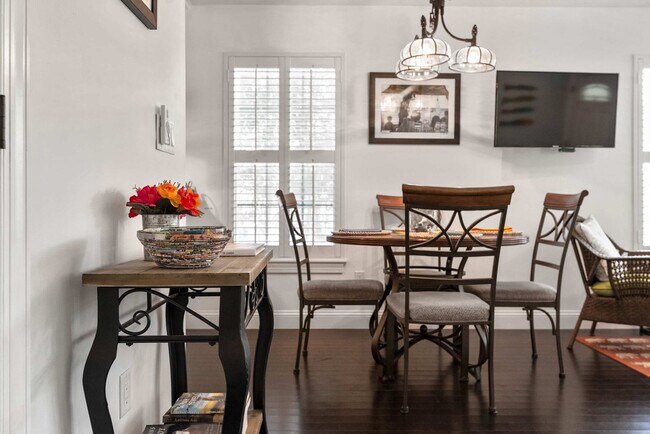 Building Photo - 36 Weeden St