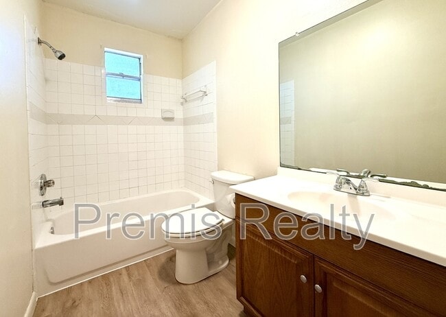 Building Photo - 1165 E Spruce St