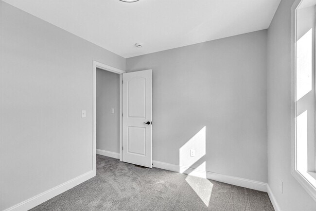 Building Photo - 211 Pine St