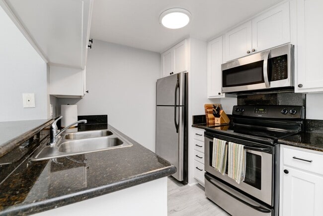 Building Photo - Modern 2 Bedroom 2 Bathroom Apartment Right Next to SDSU  -  WITH 2 PARKING SPOTS!!!