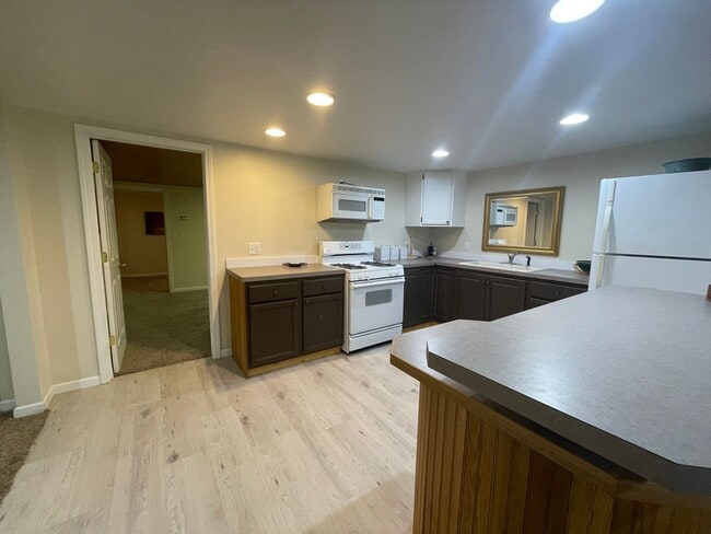 Building Photo - Spacious Garden-Level Studio in Prime Trav...