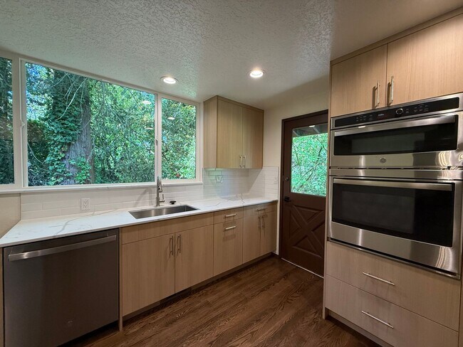 Building Photo - 3 Bed 2.5 Bath in the Heart of Bellevue