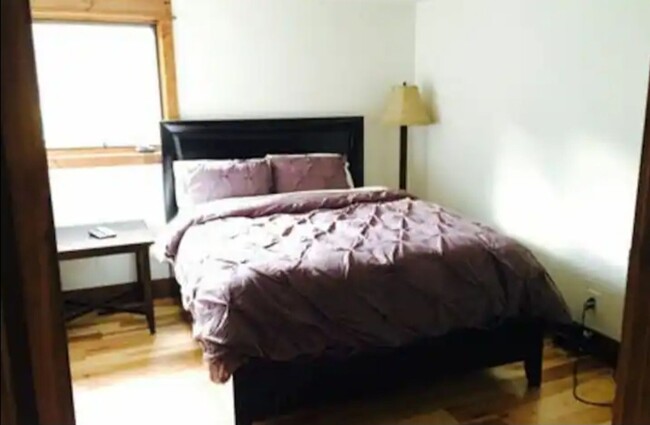 Building Photo - Available Now! Boulder's best kept secret....