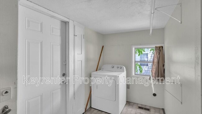 Building Photo - 2220 S Indianapolis Ave
