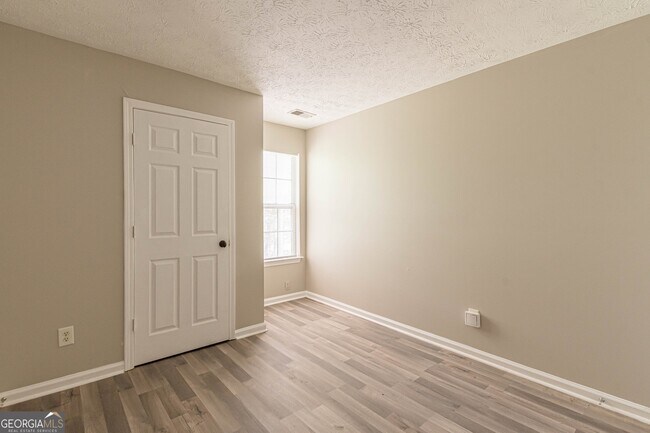 Building Photo - 5895 Hampton Ct