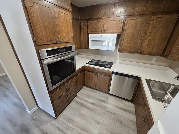 Building Photo - This charming newly renovated home has 3 bedrooms and 2 full bathroom.
