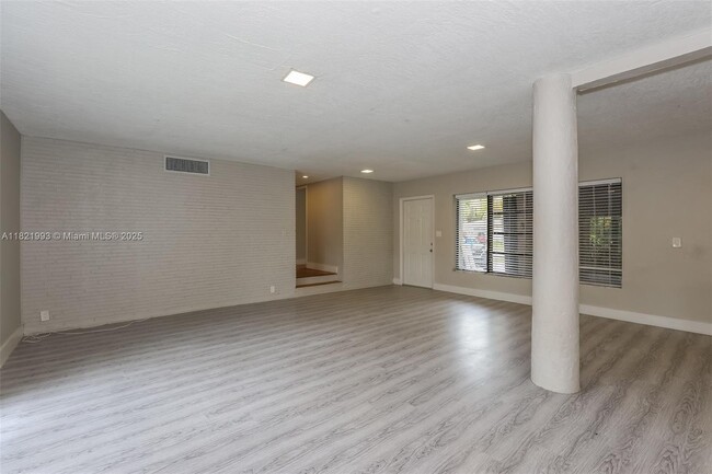 Building Photo - 1185 Arizona Ave