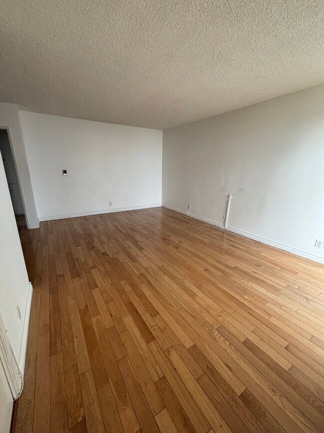 Building Photo - 2042 Beachwood Dr