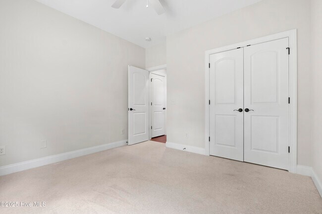 Building Photo - 585 Herons Brook Dr
