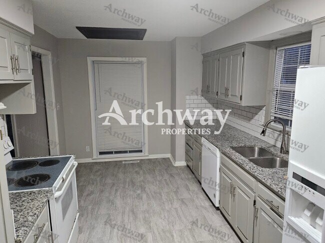 Building Photo - 1600 W Elm Terrace