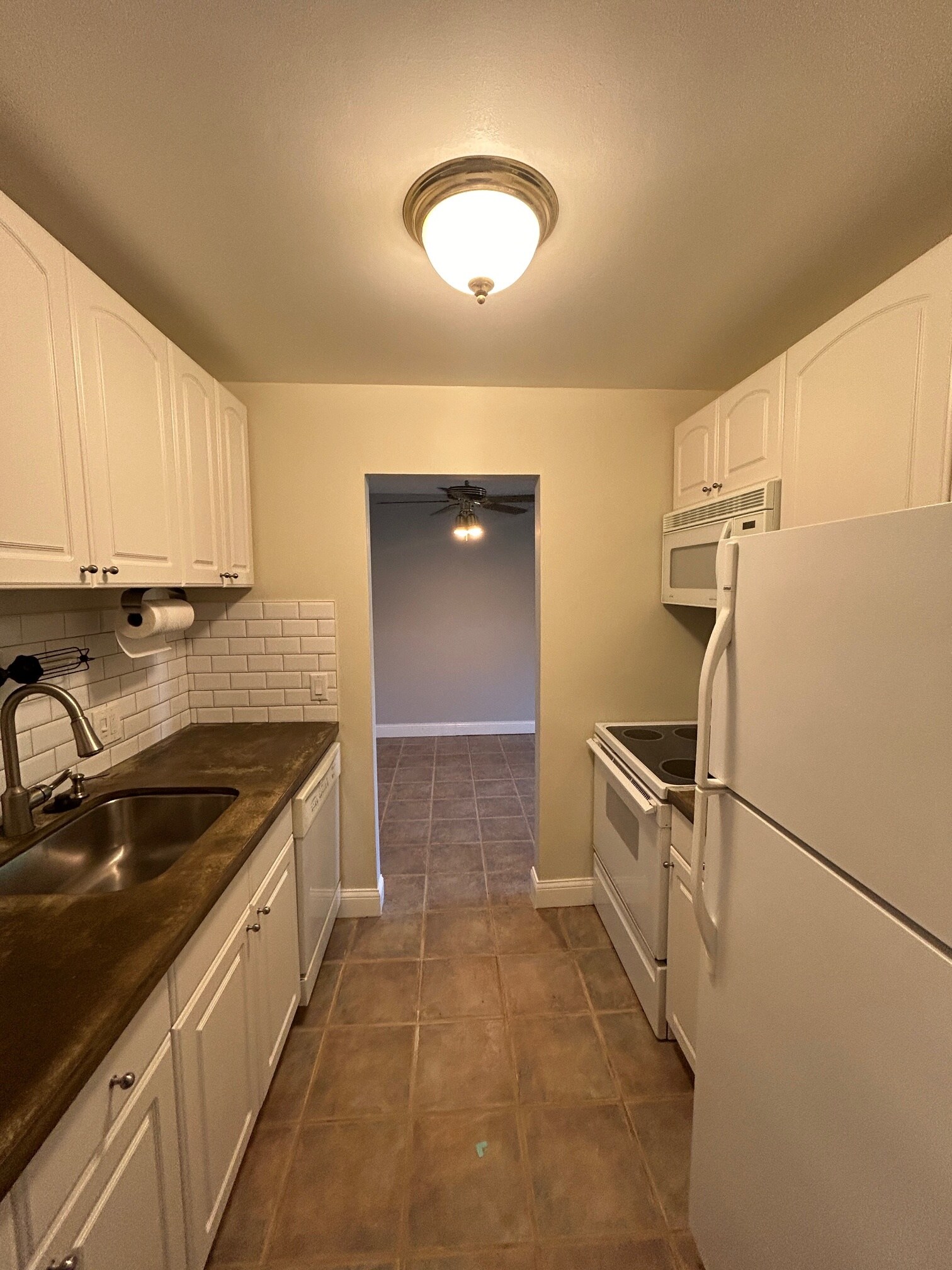 Building Photo - 683 E Fox Hills Dr