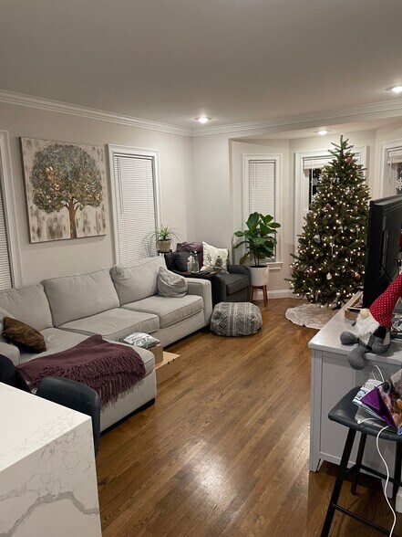 Building Photo - 38 Dustin St