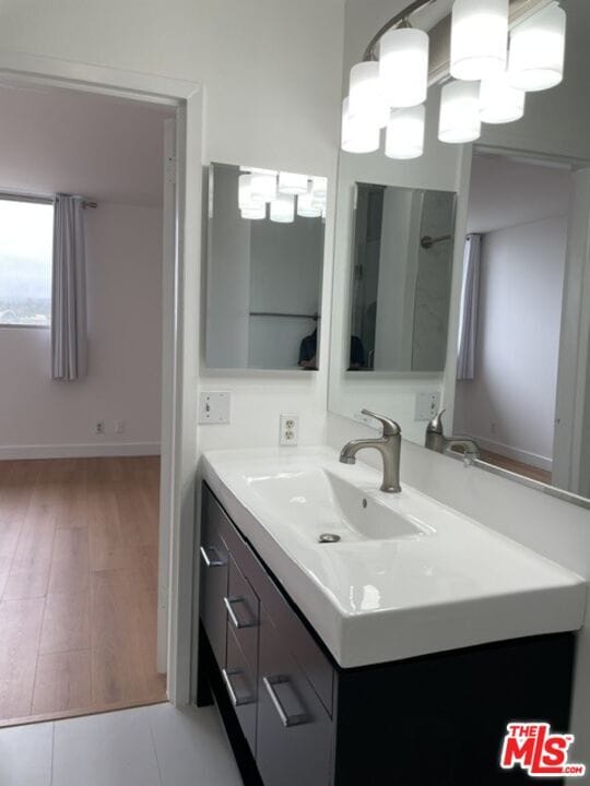 Building Photo - 100 S Doheny Dr