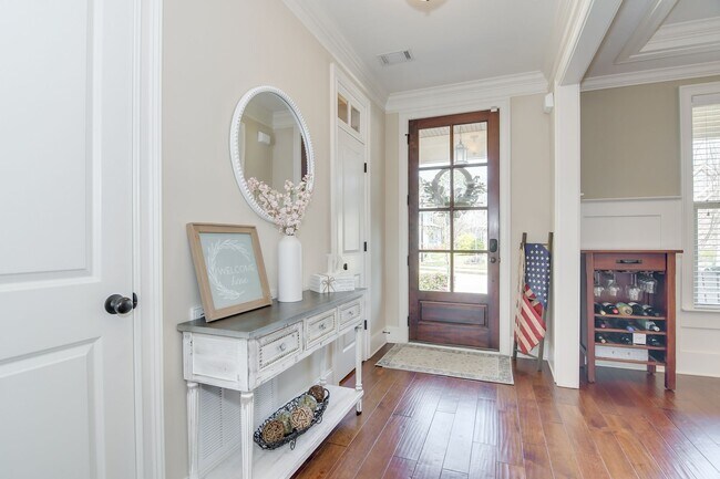 Building Photo - Gorgeous 5-Bedroom 3.5 Bath Home