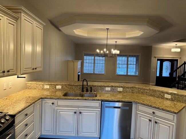 Building Photo - 512 S Grand Ave