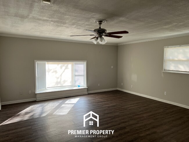 Building Photo - 2322 Rodgers Dr NE