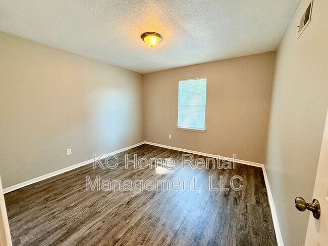 Building Photo - 513 N Troost St