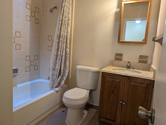 Building Photo - $1100 - 2 Bed/1½ Bath Townhouse - Mossy Oa...