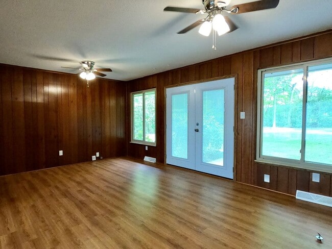 Building Photo - RANCH WITH LARGE LOT IN W. KNOX-CRESTWOOD ...