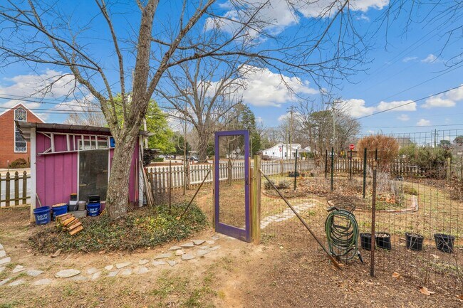 Building Photo - 2be/1ba House in the Heart Of Carrboro with Gym & Sauna