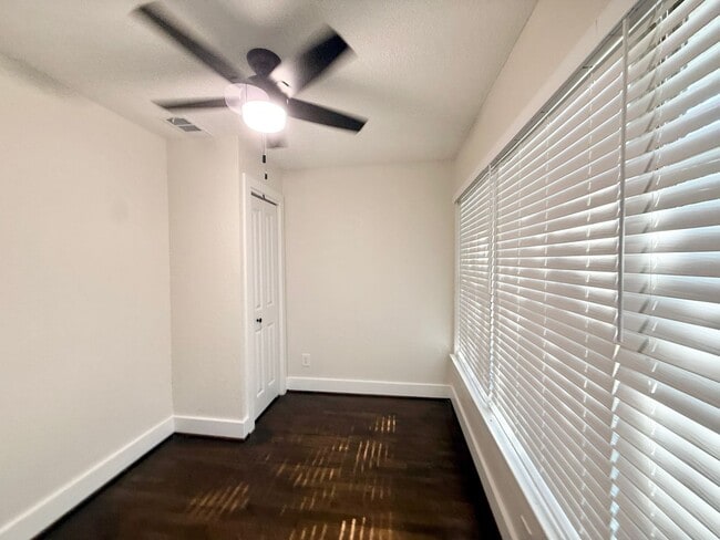 Building Photo - Incredible 5/2 Home in Lake Jackson! Lots ...