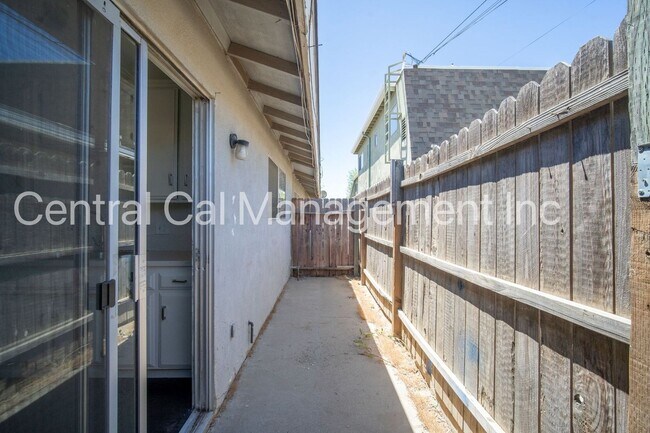 Building Photo - 932 Day Ave