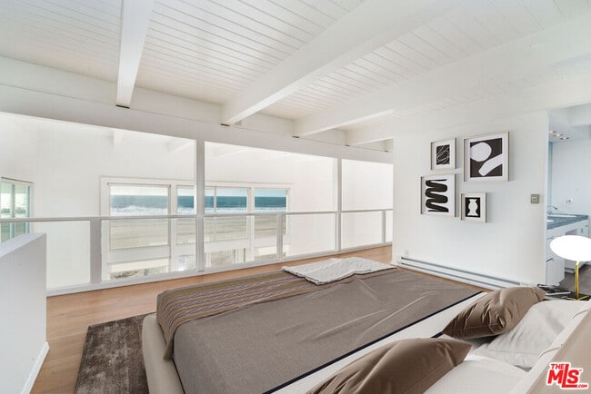 Building Photo - 3711 Ocean Front Walk