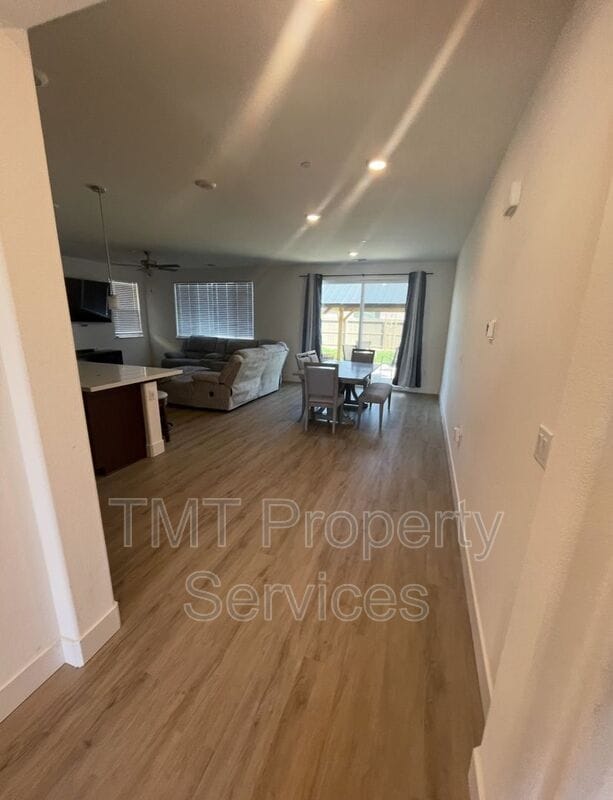 Building Photo - 1060 Lyonia Cir