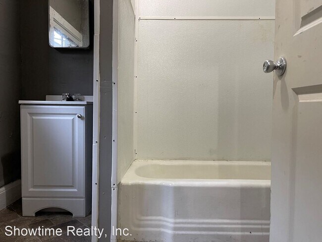 Building Photo - 1 br, 1 bath House - 2827 Waverly Ave. Unit A