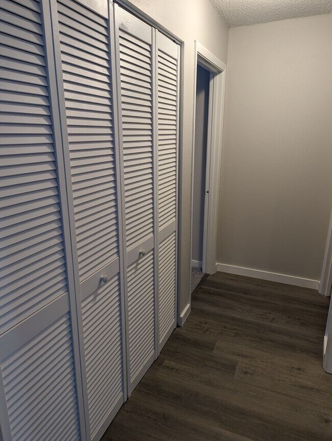 Building Photo - Nicely updated large condo