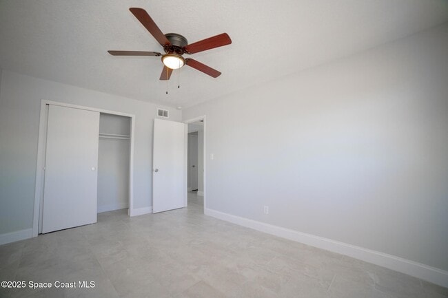 Building Photo - 230 W Towne Pl