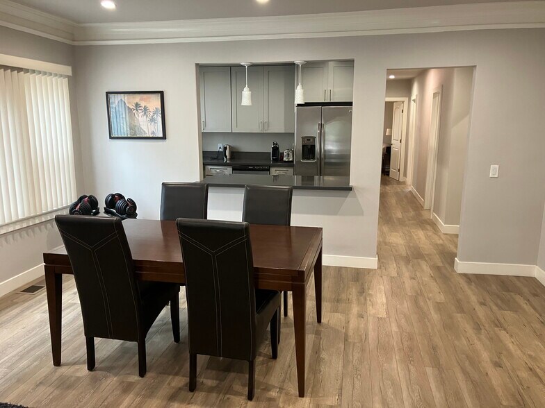 Building Photo - 2059 N Vermont Ave