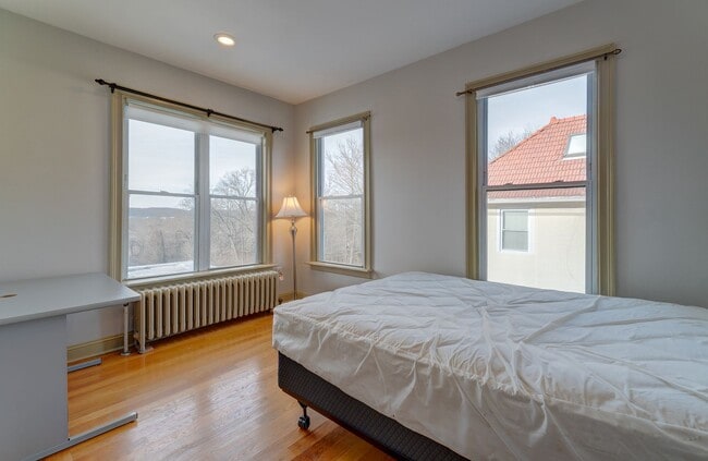 Building Photo - FG Rooms and Short Term Rentals