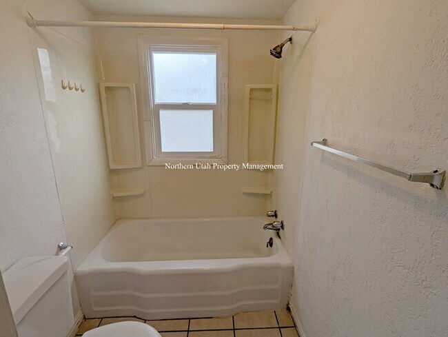 Building Photo - Upper Unit 2 Bed 1 Bath