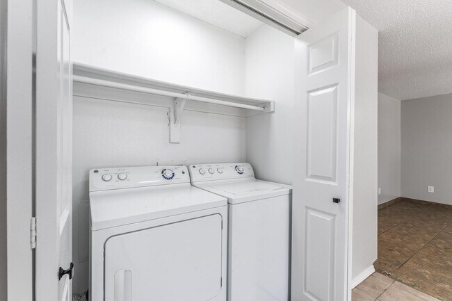 Building Photo - 3300 SW Landau Ct