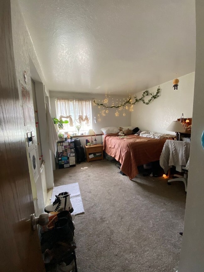 Building Photo - PRIVATE ROOM AVAILABLE NOW