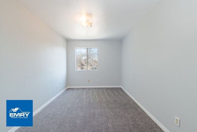 Building Photo - Gated/Secure 3 bed, w/ 2 Parking Spaces, Washer/Dryer Hookups