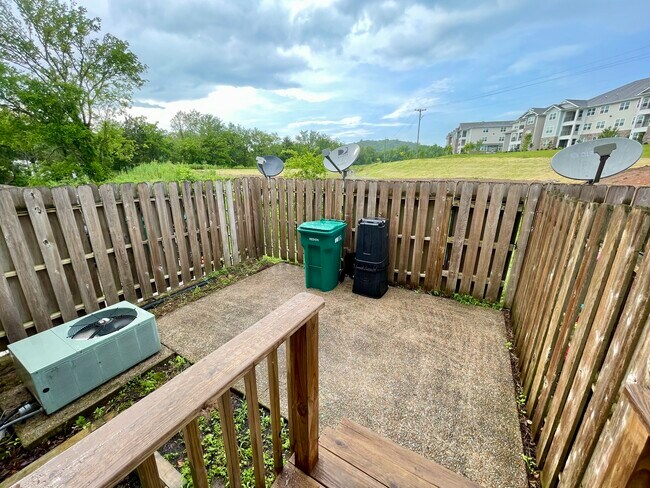 Building Photo - 1047 McKenna Dr