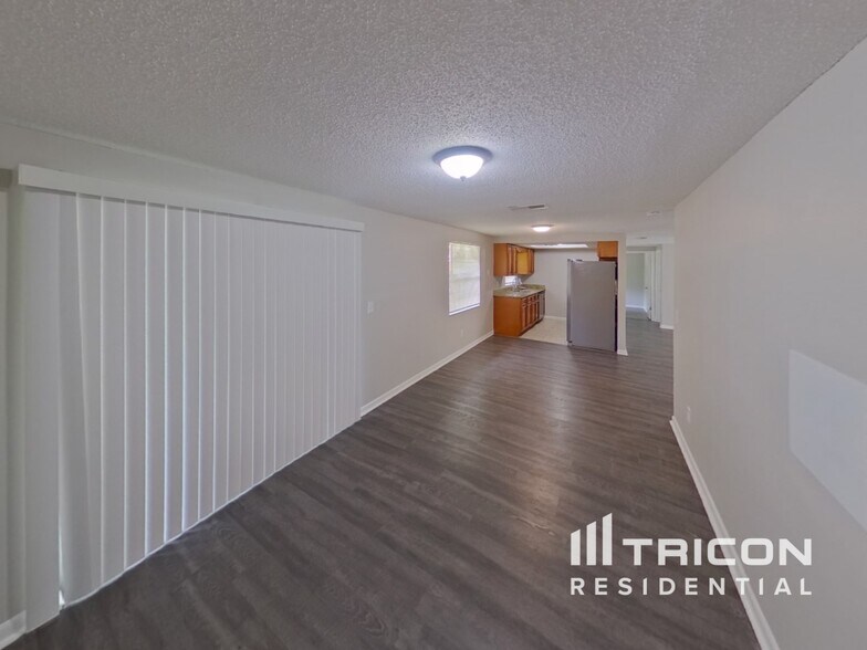 Building Photo - 1203 Seffner Valrico Rd