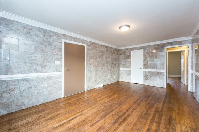 Building Photo - "Charming 3-Bedroom Retreat with Gleaming Hardwood Floors in Westerly Hills!"