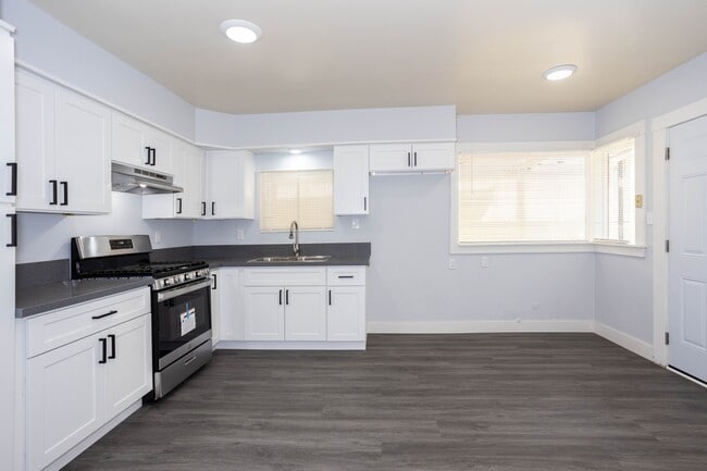 Building Photo - 331 San Emidio St