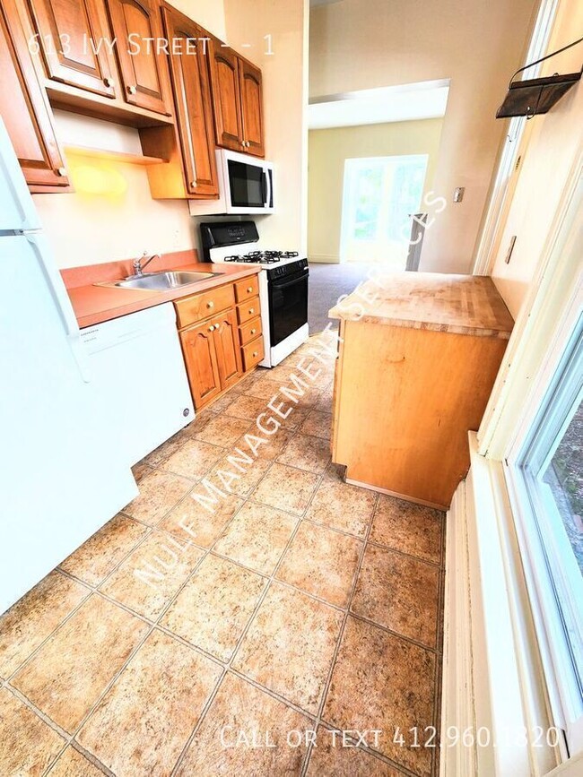 Building Photo - 613 Ivy St