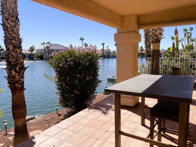 Building Photo - 3 bedroom 2 Bath Lakefront home in the des...